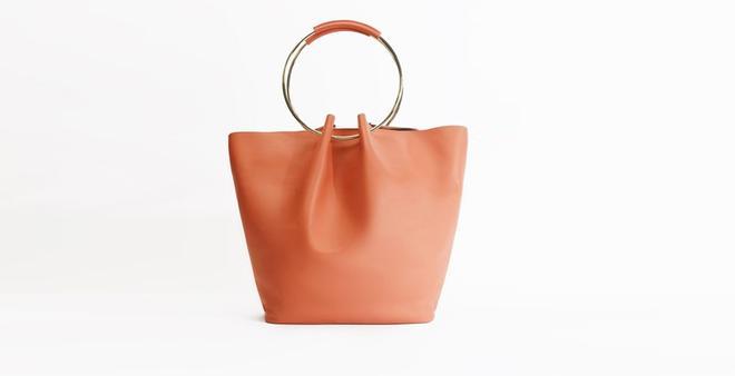 El shopper-saco de piel color teja, de Studio Philocaly