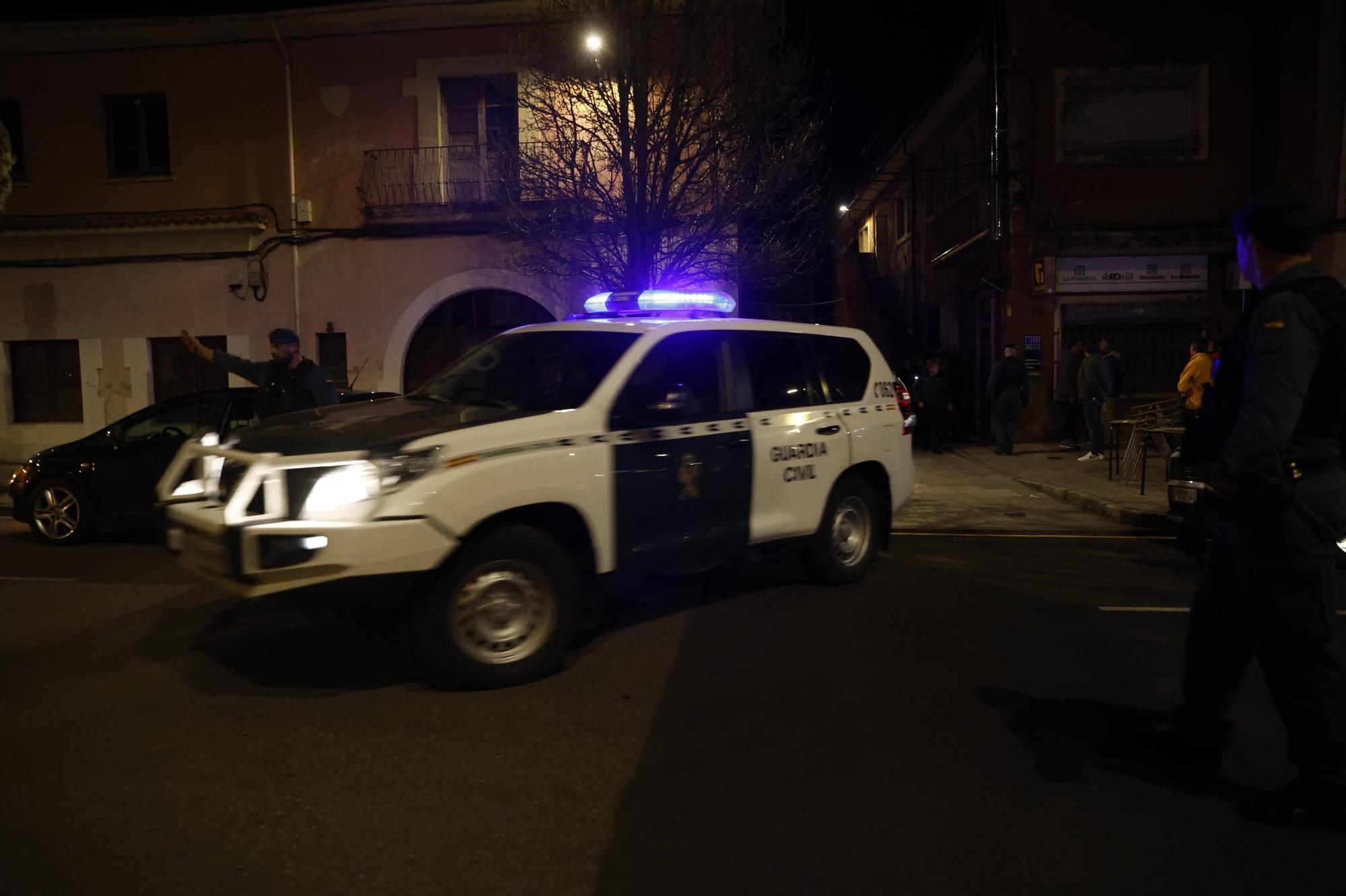 Así fue el espectacular operativo de la Guardia Civil en La Camocha, Gijon (en imágenes)
