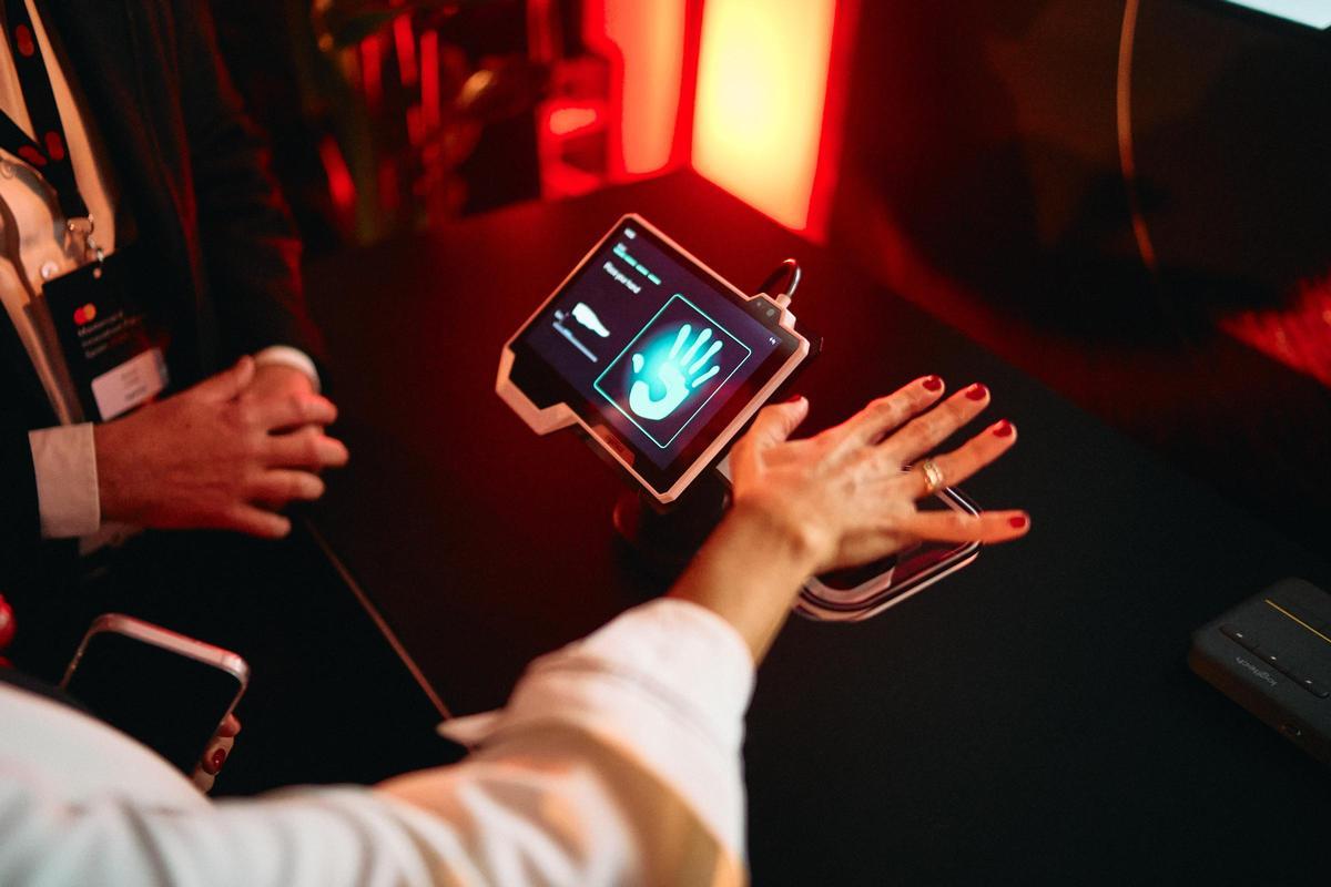 Palm Vein de Mastercard es una tecnología biométrica que permite un pago rápido y ultraseguro con la palma de la mano