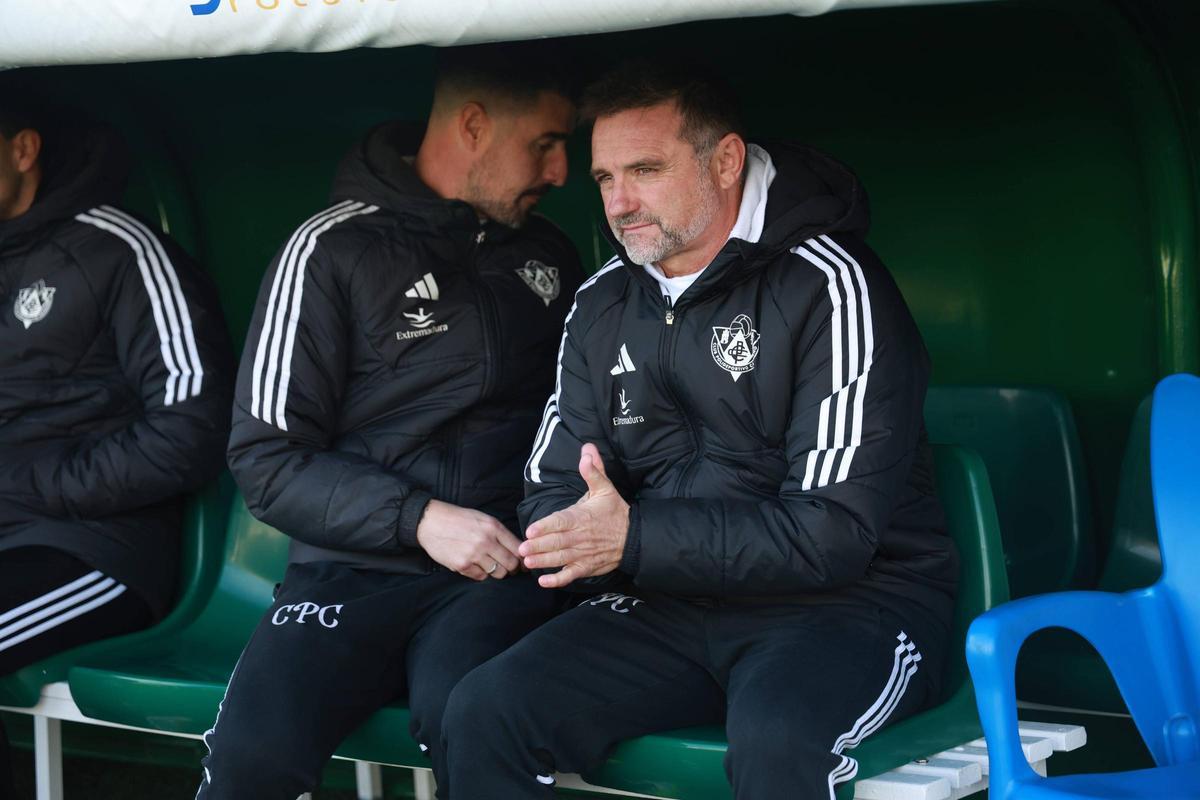 Julio Cobos, en el banquillo del Príncipe Felipe en los instantes previos a un partido.