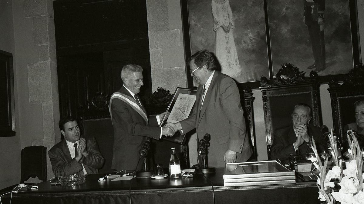 L'alcalde de Narbona, Hubert Mouly, amb el de Manresa, Juli Sanclimens, el 1989, a l'acte dels mil cent anys de Manresa