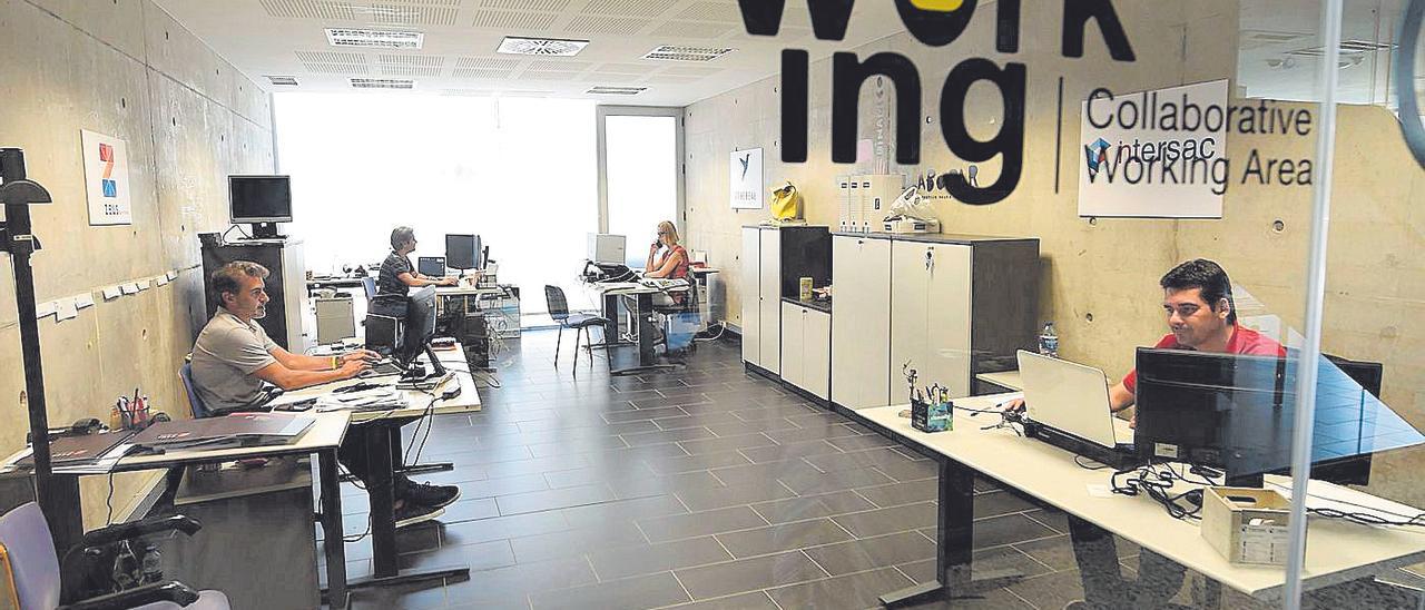 Muchos emprendedores por cuenta propia comparten espacios de trabajo, los llamados ‘coworking’.