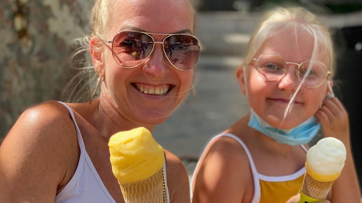 Sind sichtlich glücklich über ihren ersten spanischen Sommer: Steffi Mersch mit Tochter Nayla.