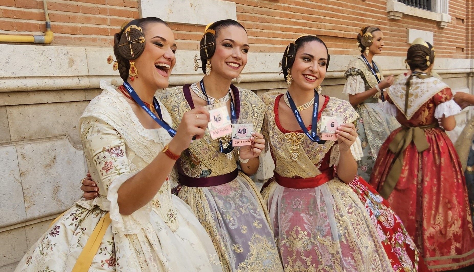 Baño de multitudes de las candidatas a Fallera Mayor de València 2025
