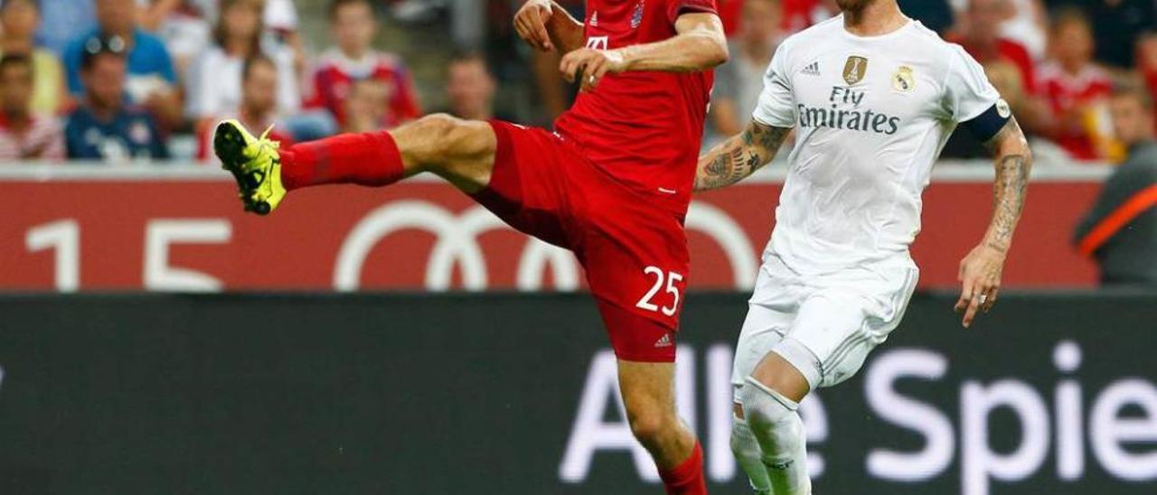 Müller controla el balón ante Sergio Ramos.