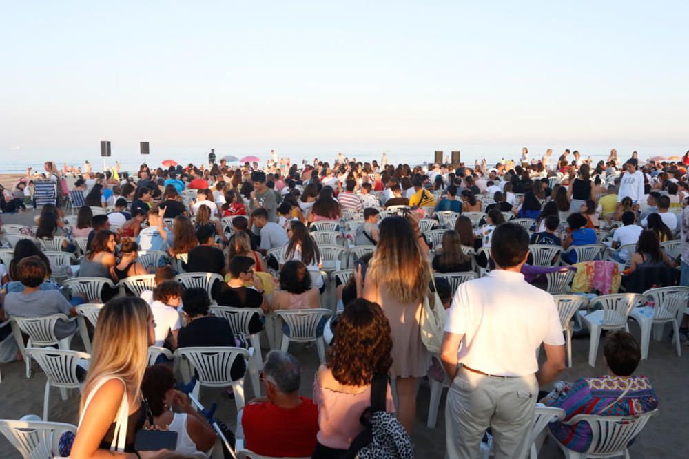 Miles de personas se congregaron en el Cine Abierto de la playa de la Misericordia para ver el estreno de los dos primeros capítulos de La Casa de Papel.