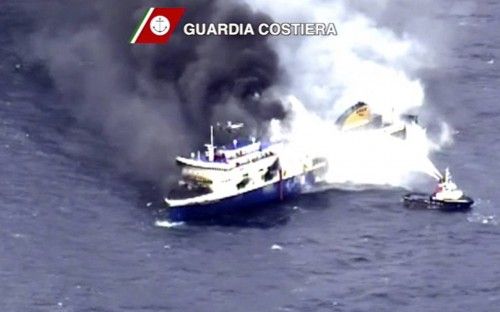 Rescate del ferry italiano incendiado en el Adriático