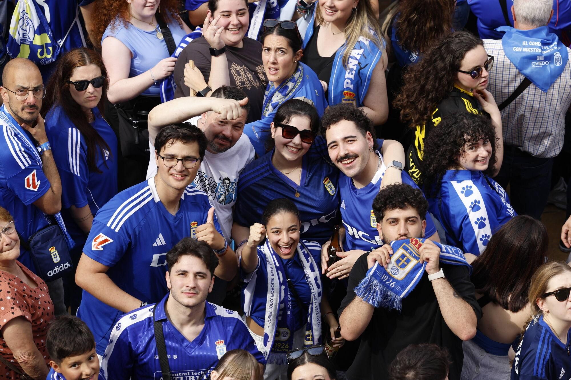 Locura azul en las calles de Oviedo para celebrar el ascenso del equipo a Primera División