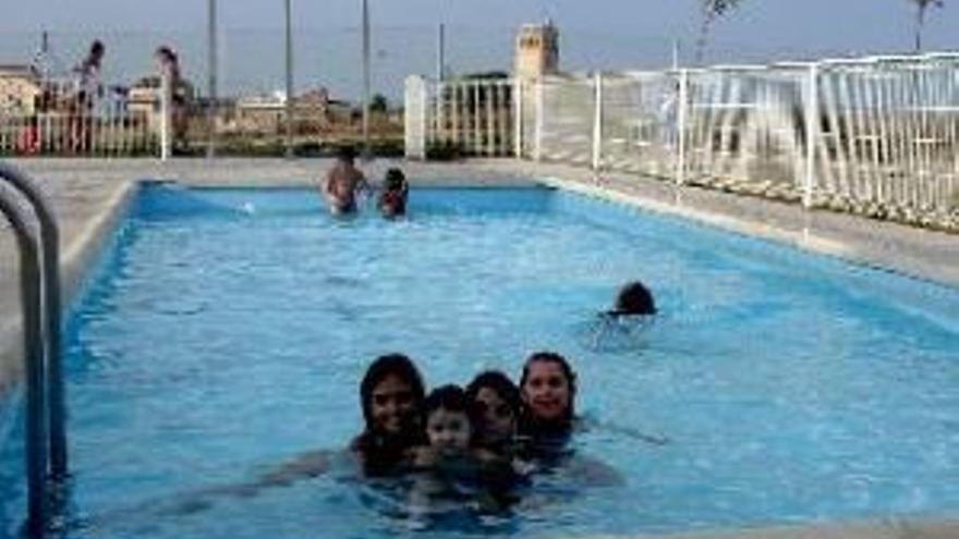 Las piscinas son el eje del verano en Gallur