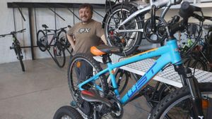 Julio Arán, de la tienda de Bicicletas Arán, posa con uno de los artículos en venta.