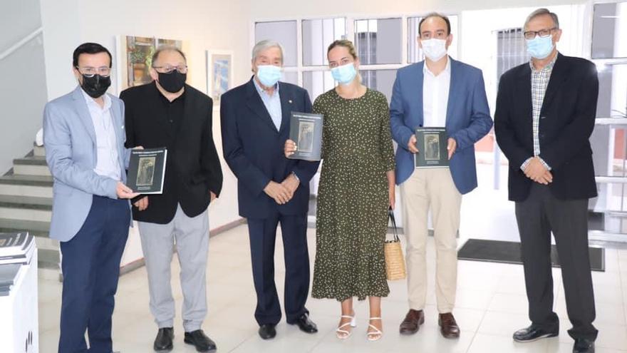 Representantes de la asociación Torres y Tapia y del Ayuntamiento de Villanueva en la presentación