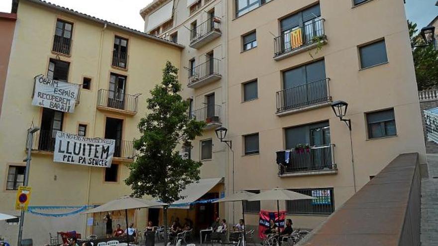 Pancartes al bloc de pisos que va ser ocupat, ahir, a la plaça del Forn de Berga