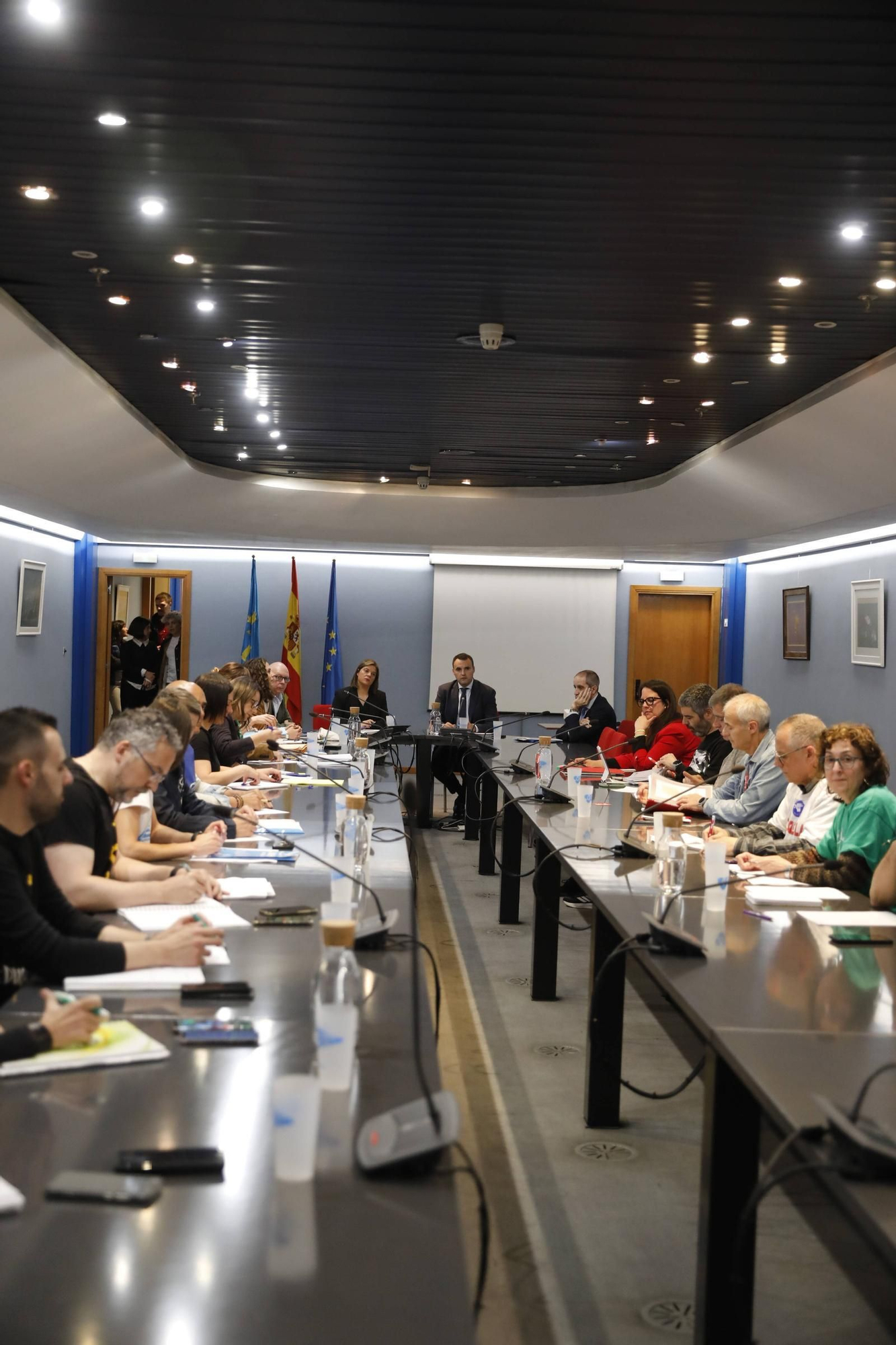 EN IMÁGENES: Cientos de profesores se concentran en Oviedo mientras Gobierno y sindicatos negocian