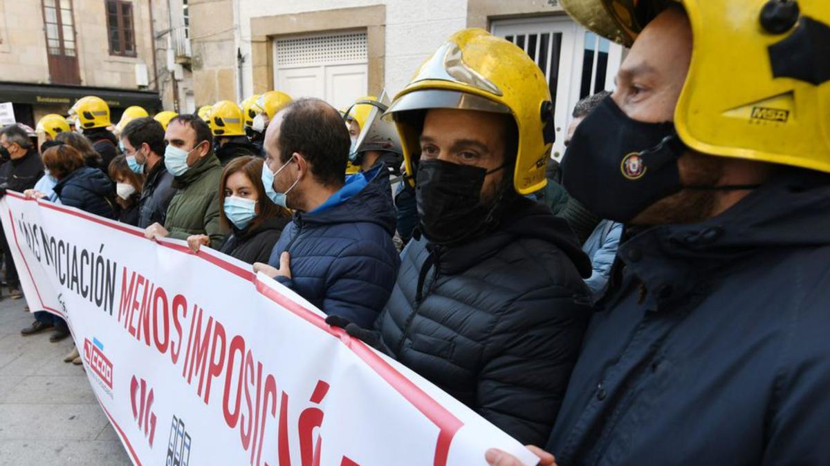 Los bomberos protagonizaron una protesta ante el pleno. |   // G.S.