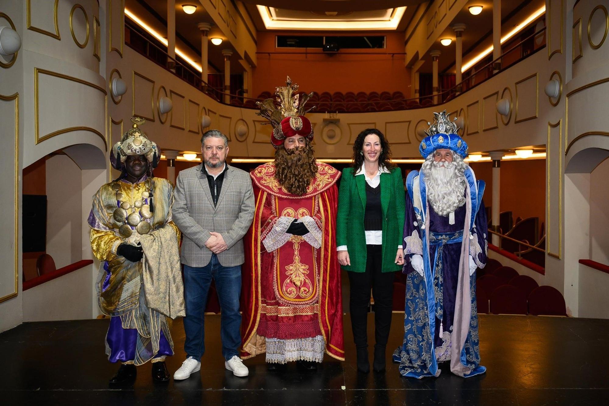 Los Reyes Magos junto a la alcaldesa de Almería, Maria del Mar Vázquez