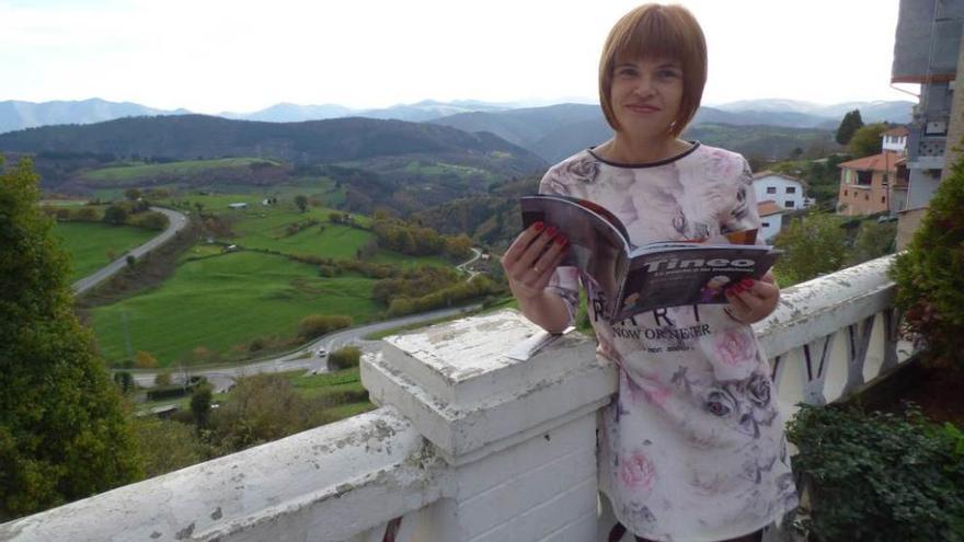 María José González, en Tineo con su libro.