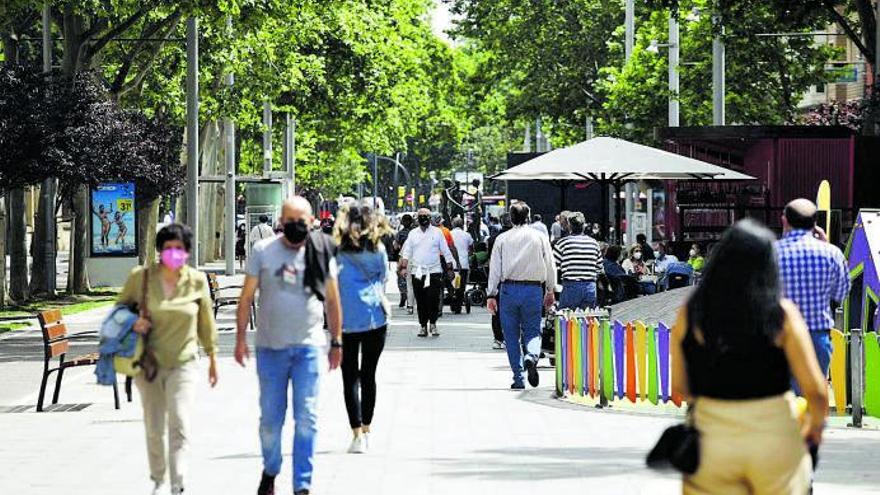 La Gran Vía zaragozana, lugar de tránsito y de recreo. | JAIME GALINDO