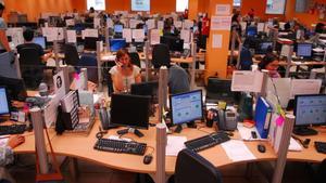 icoy6534939 madrid 21 06 2007  sala de teleoperadores de la em160616200540