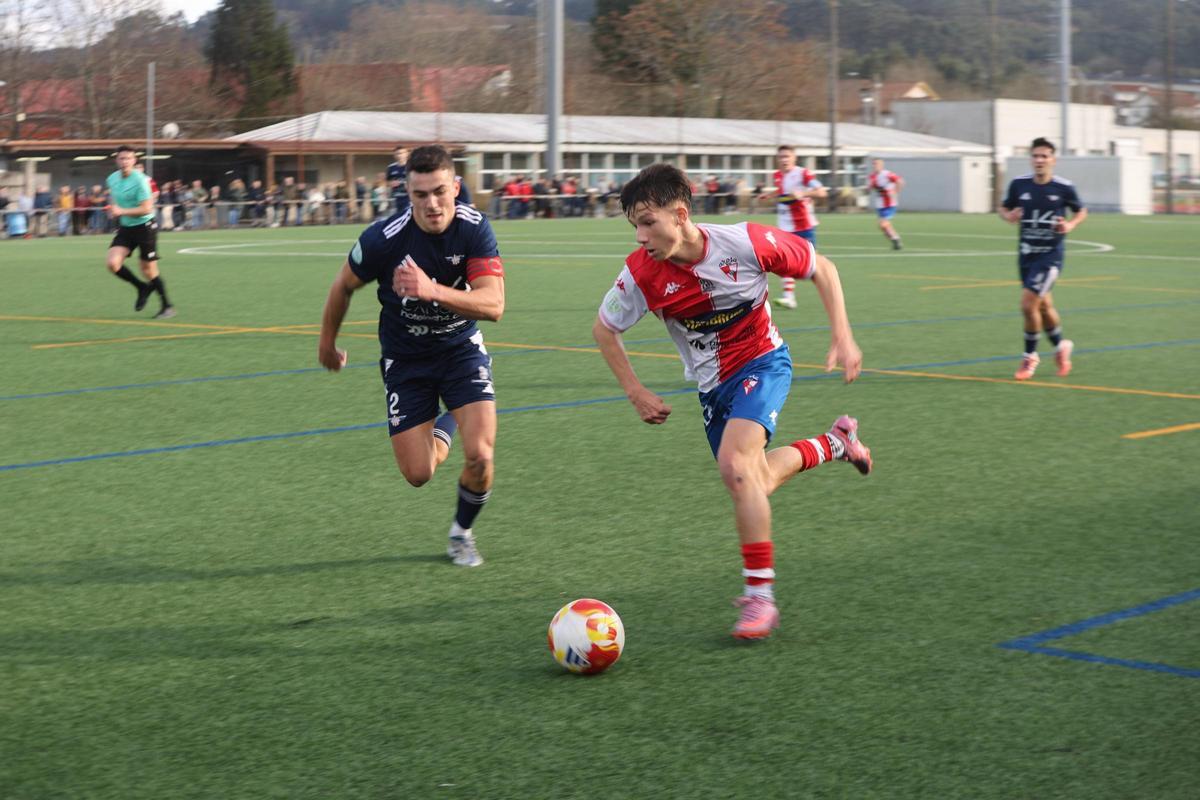 Adrián Lombao en una acción por banda.