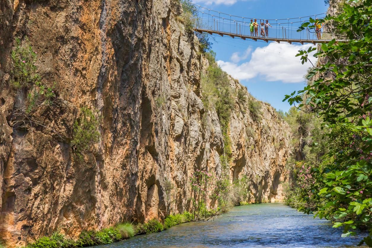 Uno de los puentes colgantes sobre el río Turia