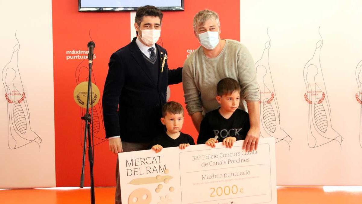 El vicepresident del Govern, Jordi Puigneró, lliura el premi del 38è concurs de canals porcines del Mercat del Ram de Vic a la granja Can Suari de Cornellà de Terri