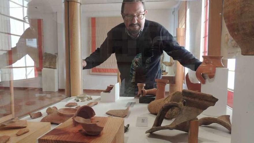 Un hombre observa piezas expuestas en el museo de Santibáñez de Vidriales.