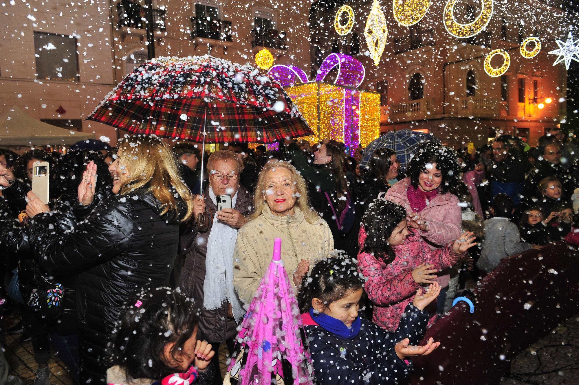 Elche enciende la Navidad con una gran "nevada" y... lluvia intermitente