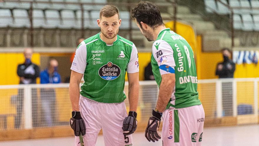 César Carballeira y David Torres hablan durante el partido en Taradell