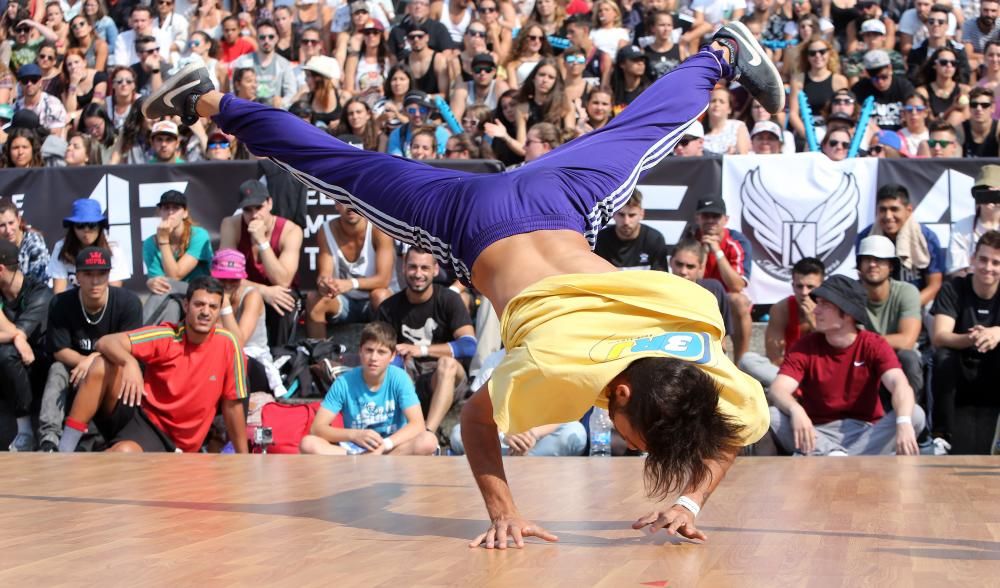 El festival de deportes urbanos atrajo ayer a As Avenidas a miles de personas para presenciar las espectaculares actuaciones de los participantes en pruebas de skate, bicicleta y motocross