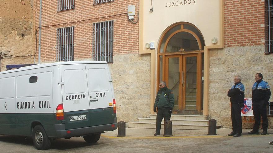 La Guardia Civil llega al Juzgado de Toro.