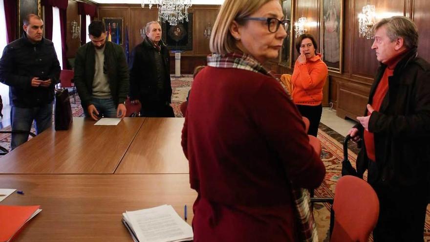 De espaldas, la alcaldesa, Mariví Monteserín, ayer, al inicio de su reunión con los representantes sindicales del Ayuntamiento.