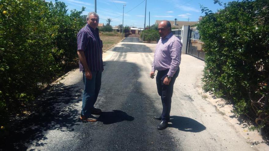 El concejal, observando una de las zonas que se ha reparado en la pedanía de La Matanza