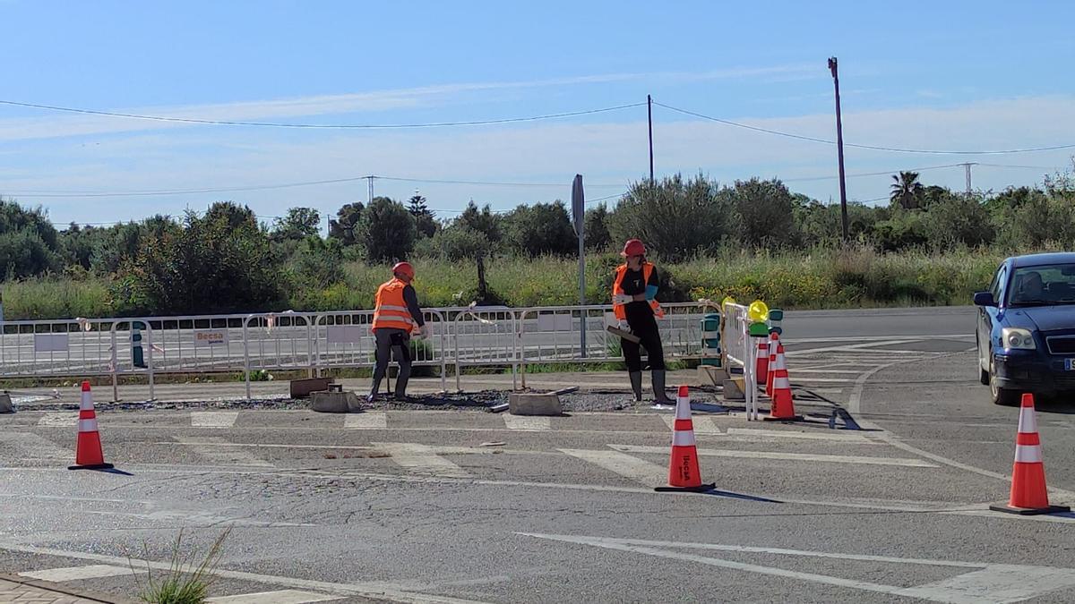 Los operarios de Becsa han comenzado este lunes las obras de construcción de la rotonda de acceso al centro comercial.