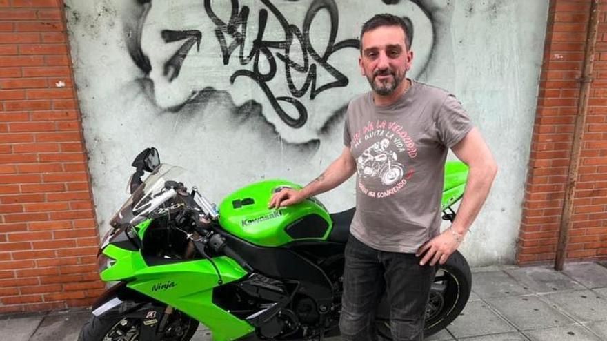 Héctor García González, con su moto &quot;Ninja&quot;