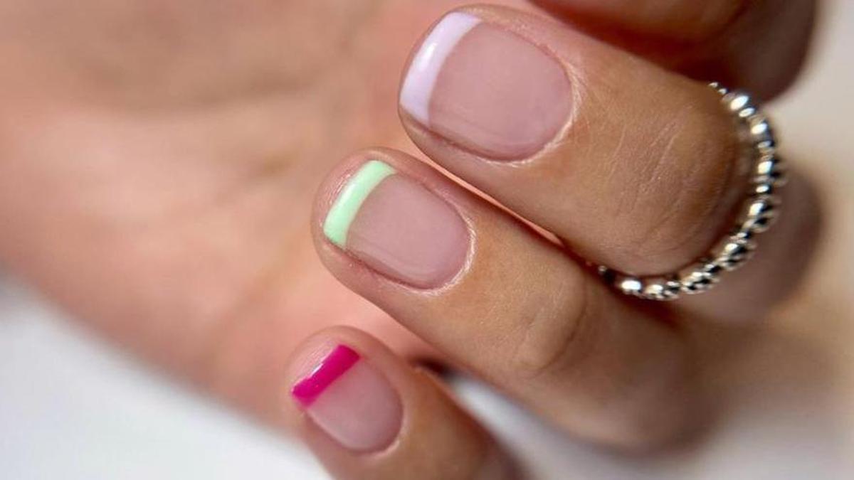 El truco para hacer en casa la manicura francesa de colores que está de moda