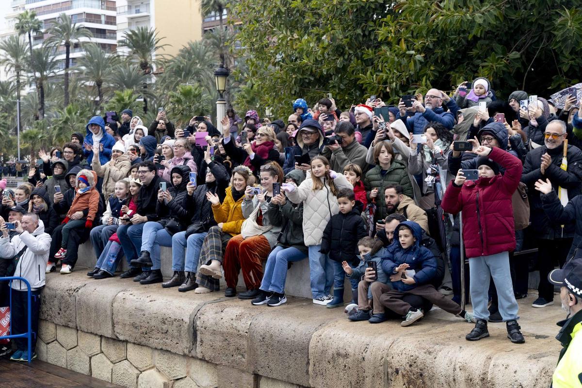 Los Reyes Magos llegan al puerto de Alicante en una tarde marcada por el frío y la lluvia