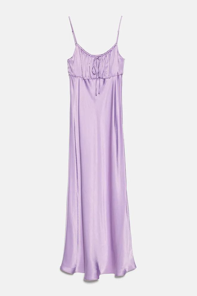 Vestido satinado lila, de Zara