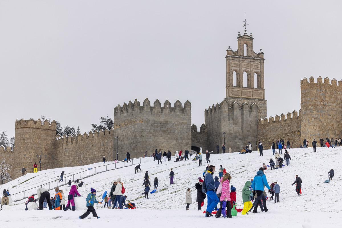 Las murallas de Ávila nevadas