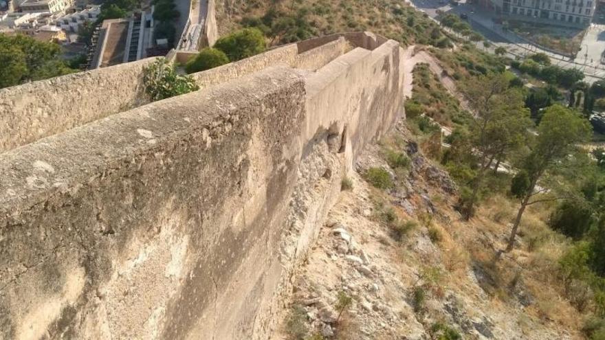 Cierran un acceso peatonal al castillo de Santa Bárbara al detectar desprendimientos