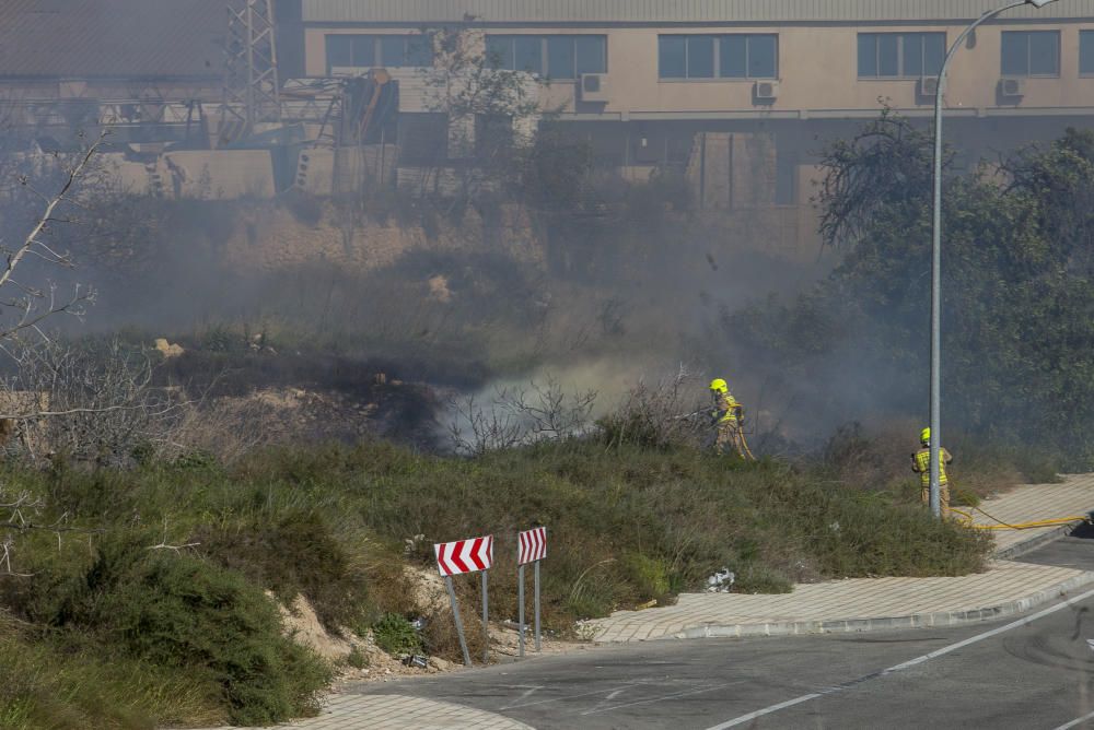 Más de 30 bomberos participan en la extinción del fuego