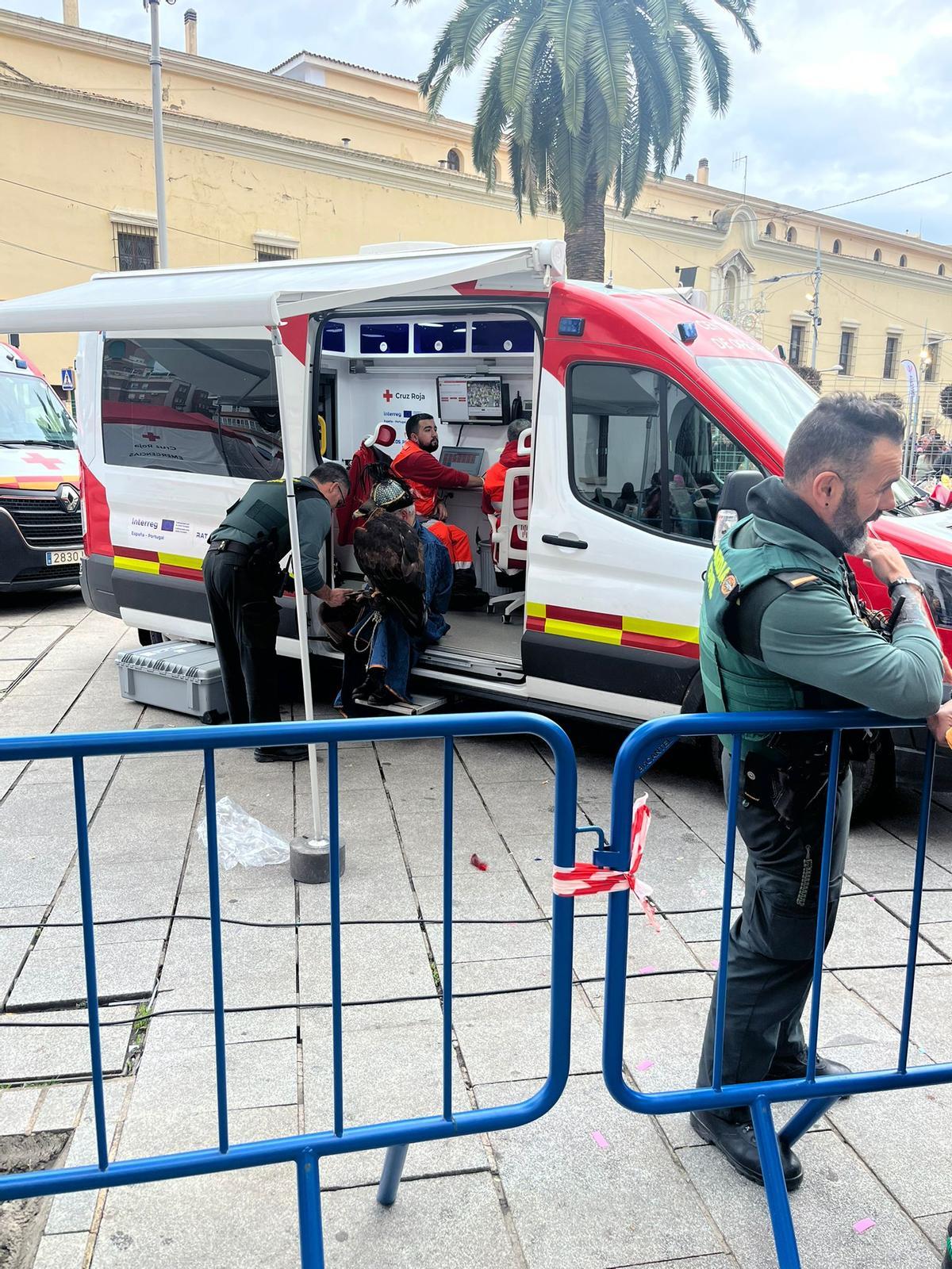 El águila real con su dueño, en el vehículo del Seprona, en la plaza de Minayo, donde termina el desfile.
