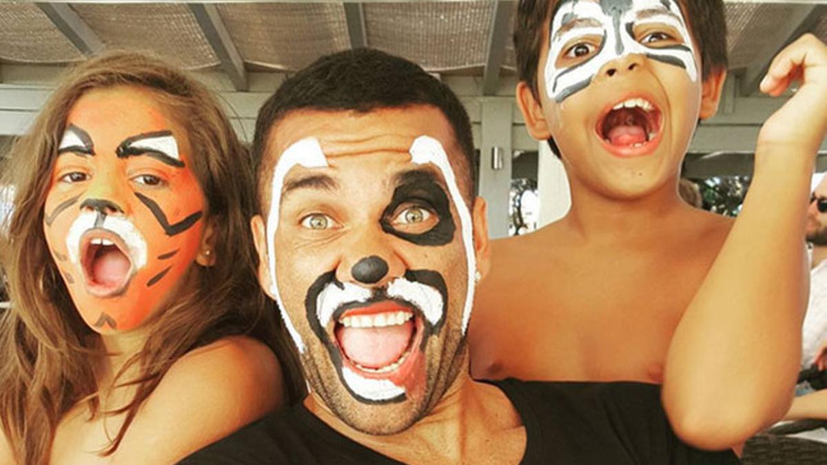 Dani Alves, junto a sus dos hijos