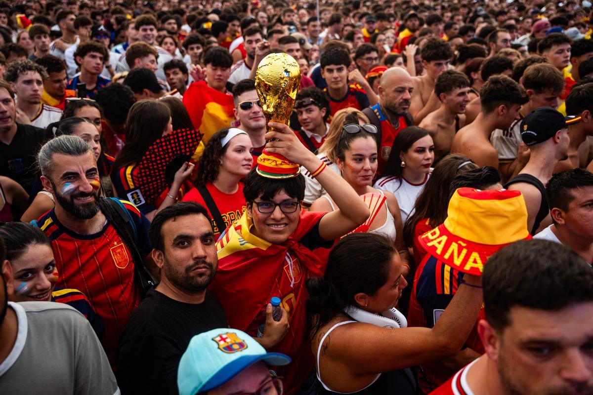 Aficionados de la selección española y de la selección argentina siguen la final del Mundial 2026 en la pantalla gigante situada en la Plataforma Marina del Fòrum