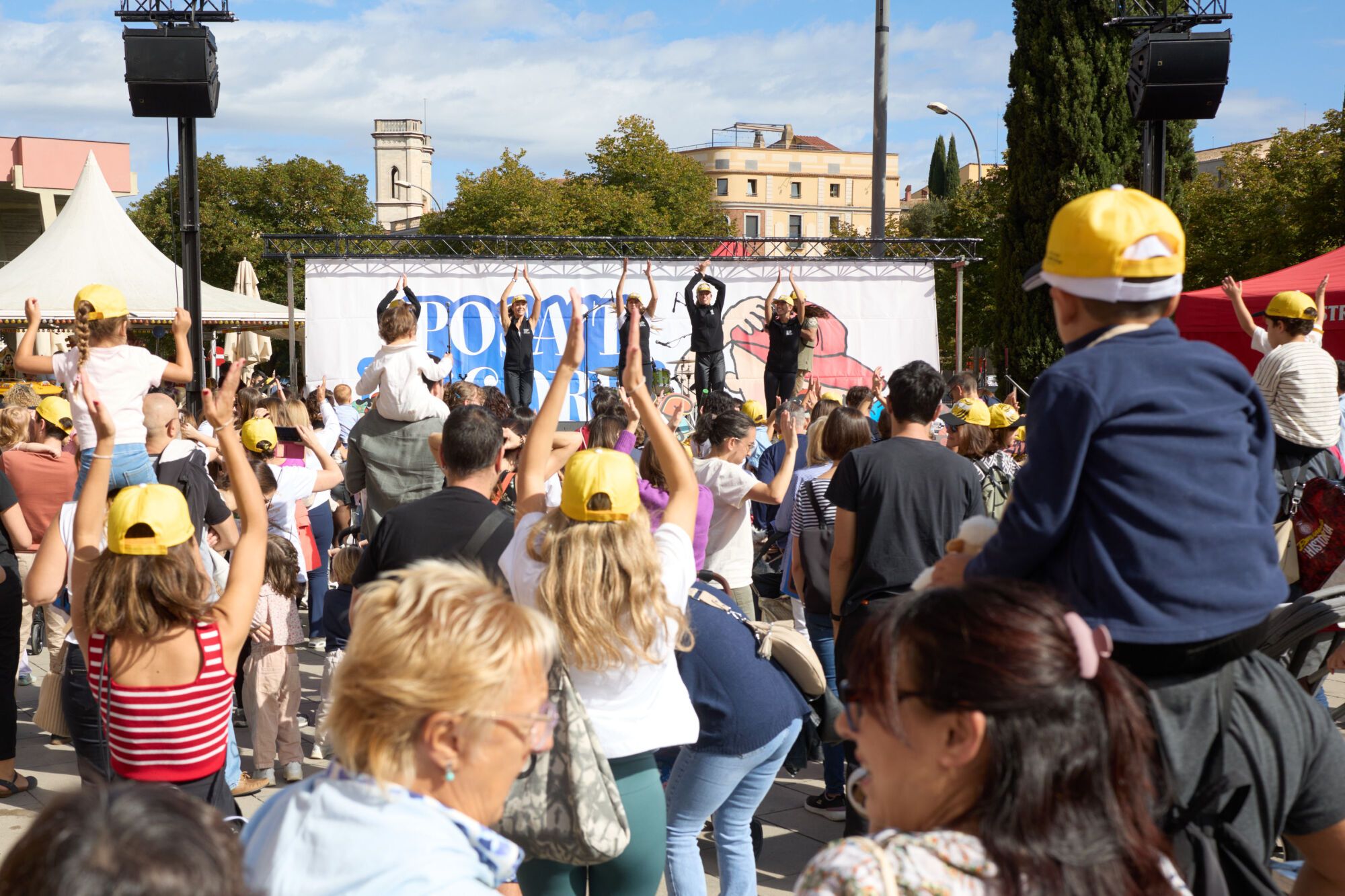 Possat la gorra contra el cancer infantil a la plaça Salvador Espriu de Girona
