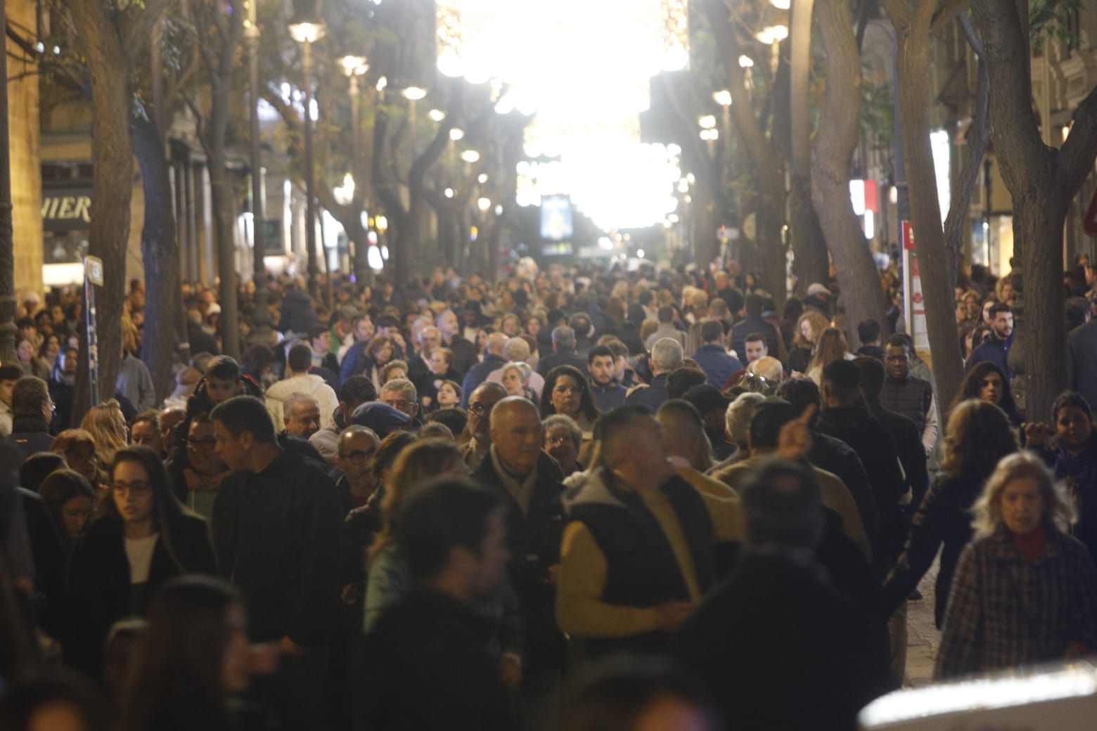 El turismo y las compras navideñas llenan las calles de València