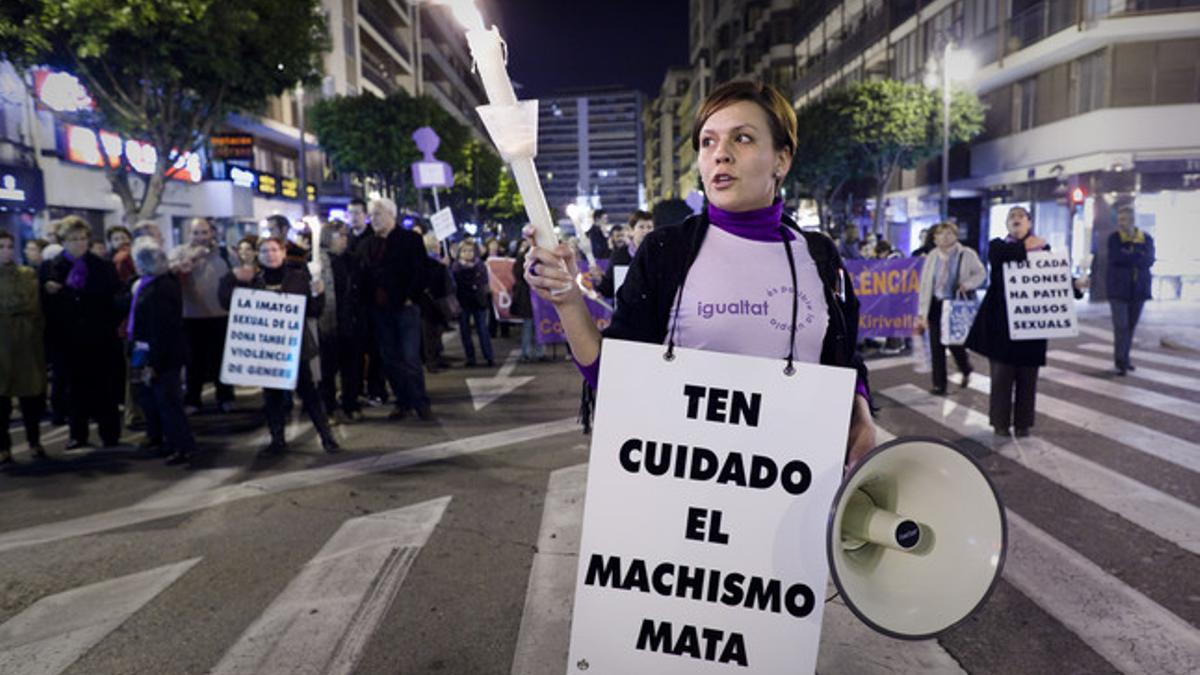 Manifestación por las calles de Valencia contra la violencia de genero