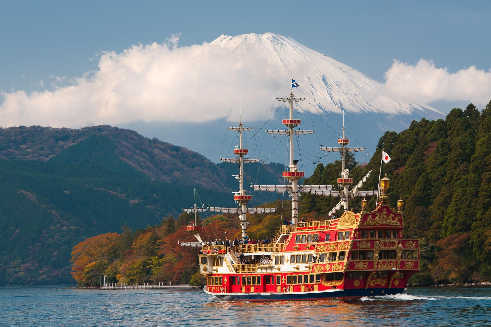 El lago Ashinoko, el lugar desde el que admirar el famoso monte Fuji desde un barco pirata.