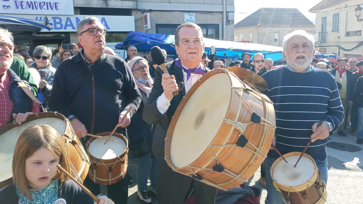 El alcalde se unió a la banda con un tambor para celebrar con música la festividad de San Blas.