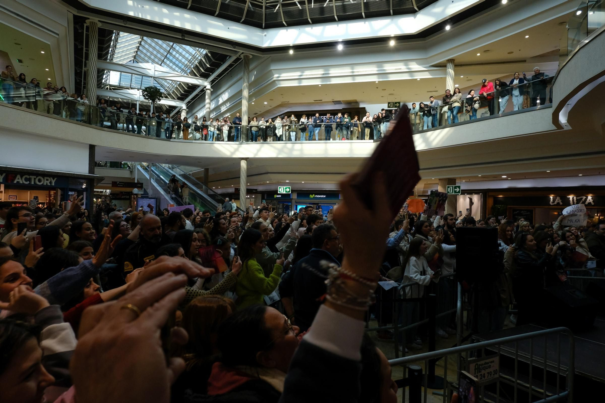 Firma de discos de Operación Triunfo 2023, en el centro comercial Rosaleda.