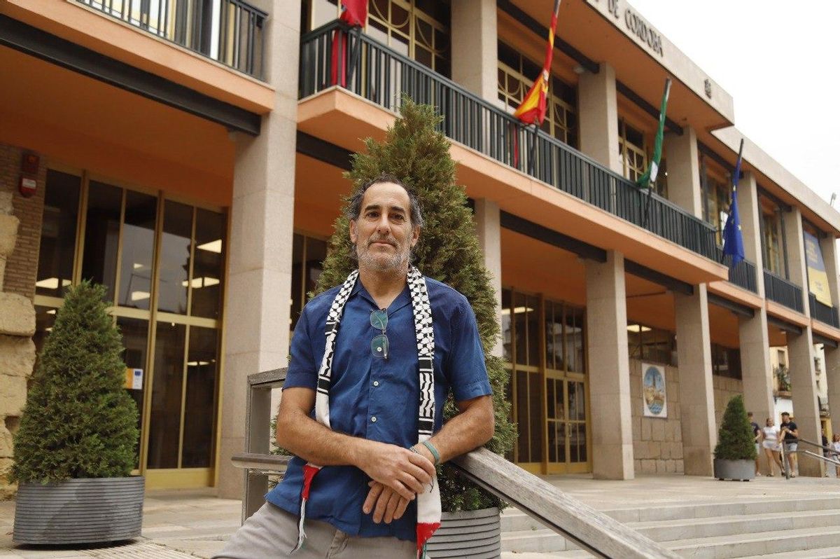 Juan Hidalgo, portavoz de Hacemos Córdoba, junto a la sede del Ayuntamiento.